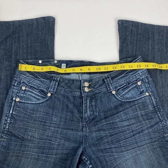 Dark wash medium rise whiskered Blue flared leg pullon jeans size 8 - Picture 6 of 15